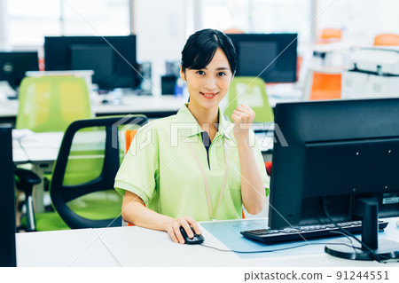 一名年輕女子在辦公室做長期護理辦公室工作 91244551