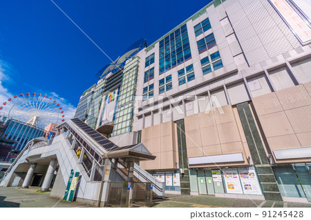 眺望日本橫濱市容中心北站前的購物小鎮“iti Aitai” 91245428