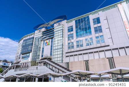 眺望日本橫濱市容中心北站前的購物小鎮“iti Aitai” 91245431