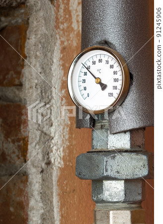 thermometer on the pipe 91245906