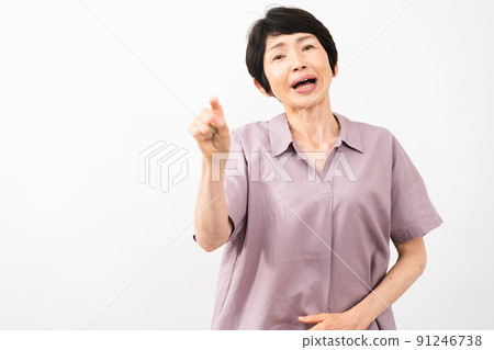 憤怒的中間女人 91246738