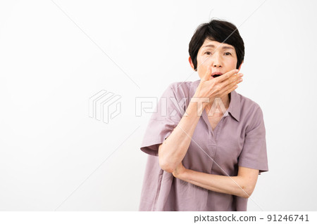 middle woman shocked middle woman shocked 91246741