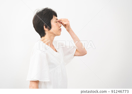 健康形象 握住內眼角的中年婦女 健康形象 握住內眼角的中年婦女 91246773
