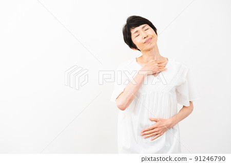 美女形象按摩肩部的中年女人 美女形象按摩肩部的中年女人 91246790