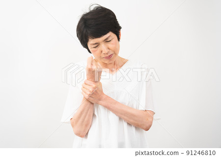 健康圖片 感覺手指麻木的中年婦女 91246810