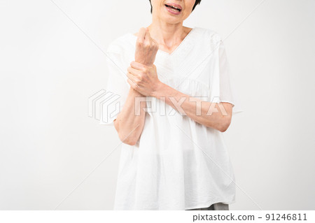健康圖片 感覺手指麻木的中年婦女 91246811
