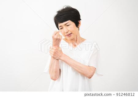 健康圖片 感覺手指麻木的中年婦女 健康圖片 感覺手指麻木的中年婦女 91246812