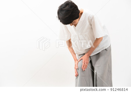 健康形象跪著的中間女人 健康形象跪著的中間女人 91246814