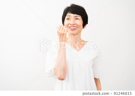 口腔護理圖像 中年婦女正在刷牙 口腔護理圖像 中年婦女正在刷牙 91246815
