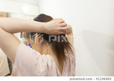 一個女人做頭髮的背影 一個女人做頭髮的背影 91246869