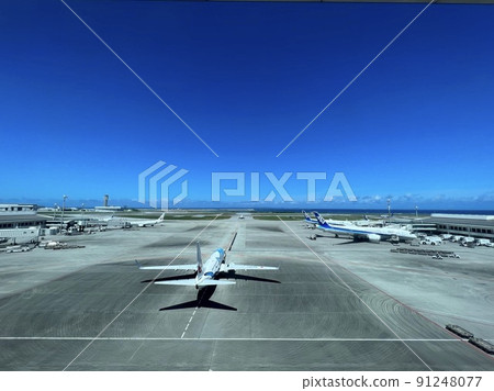 An airplane flapping to the clear sky An airplane flapping to the clear sky 91248077