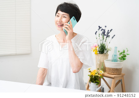 中間女人用智能手機打電話 91248152