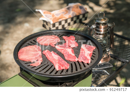 [Solo camp at an auto campsite, grill beef on a grilled meat plate] 91249717