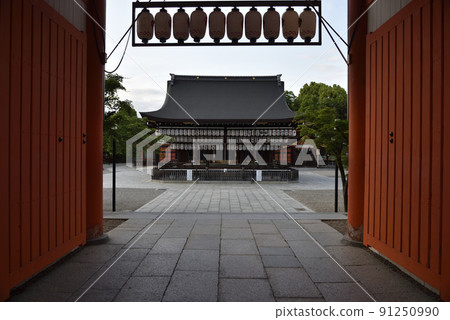 Maiden Yasaka Shrine seen from the South Tower Gate 91250990