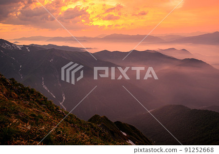 (群馬縣)晨霧和天空環繞的山脈,谷川岳景觀 (群馬縣)晨霧和天空環繞的山脈,谷川岳景觀 91252668