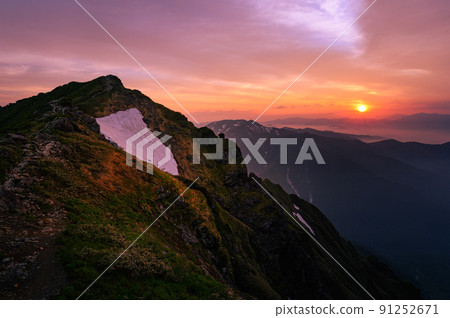 (群馬縣)谷川嶽山頂景觀、日出和山脈 (群馬縣)谷川嶽山頂景觀、日出和山脈 91252671