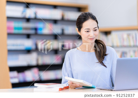 Librarian who rents out books Photographing cooperation: Japanese language school attached to Chuo Institute of Technology Librarian who rents out books Photographing cooperation: Japanese language school attached to Chuo Institute of Technology 91252837