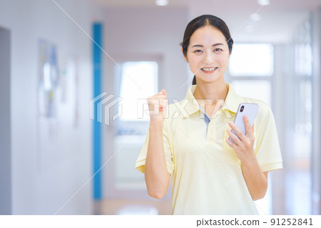 走廊裡有智能手機的工作人員拍攝合作：中央技術學校附屬日本語學校 91252841