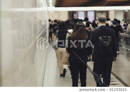 Morning commuting scenery Morning commuting scenery 91255021