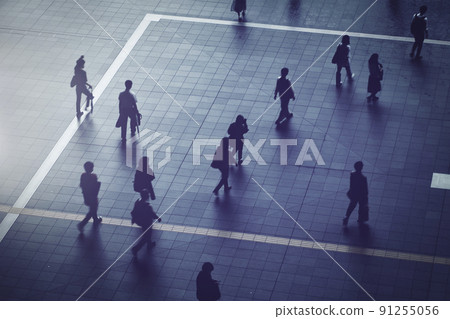 Silhouette of the walking person 91255056