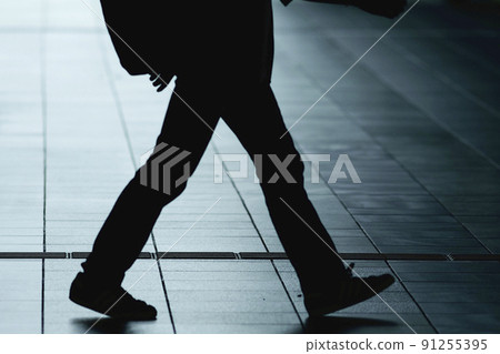 Silhouette of the walking person 91255395