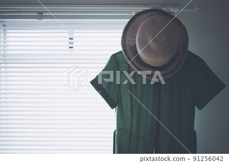 草帽和衣服 草帽和衣服 91256042