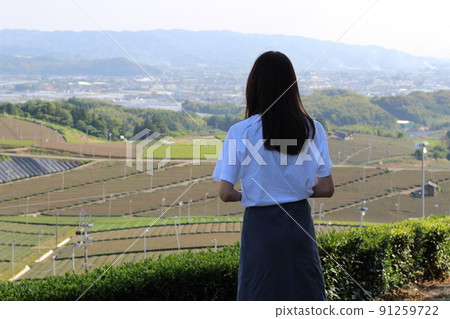 一位長發女子站在八女中央奧查恩的景色中的背影 一位長發女子站在八女中央奧查恩的景色中的背影 91259722