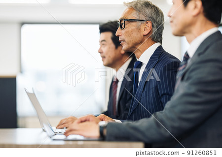 開會的中年商人 開會的中年商人 91260851