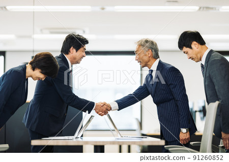 商務人士握手 91260852