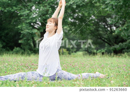 Park yoga woman Park yoga woman 91263660
