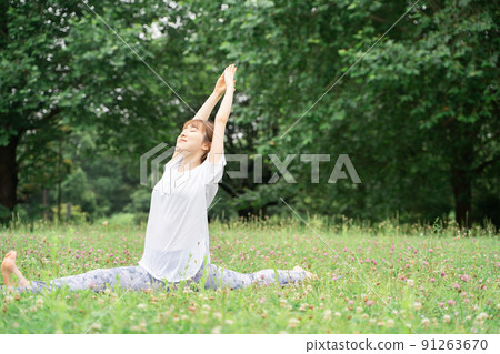 Park yoga woman Park yoga woman 91263670