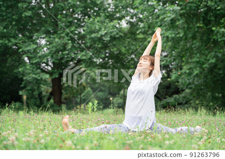 Park yoga woman Park yoga woman 91263796