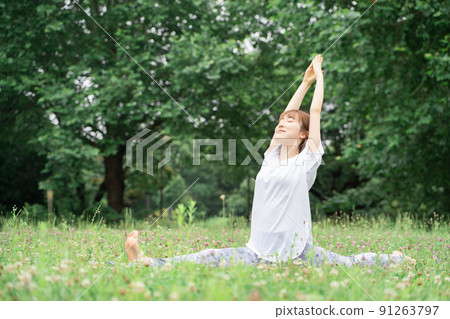Park yoga woman Park yoga woman 91263797