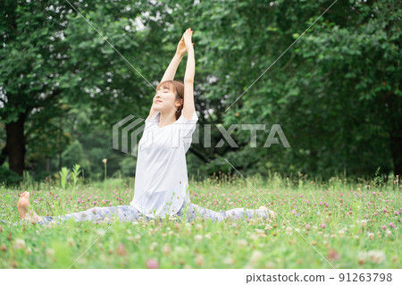 Park yoga woman Park yoga woman 91263798