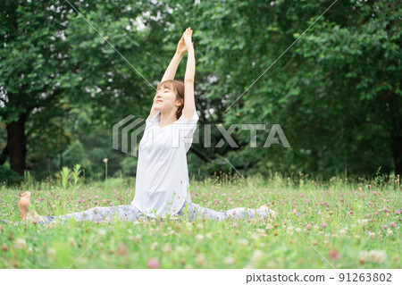Park yoga woman Park yoga woman 91263802