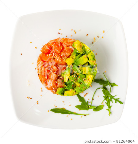 Raw salmon tartare with avocado and onion 91264004
