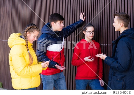 Teenagers gathering outdoors Teenagers gathering outdoors 91264008