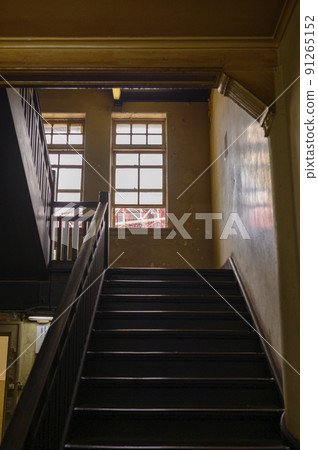 大正時代建造的複古建築中的樓梯 大正時代建造的複古建築中的樓梯 91265152