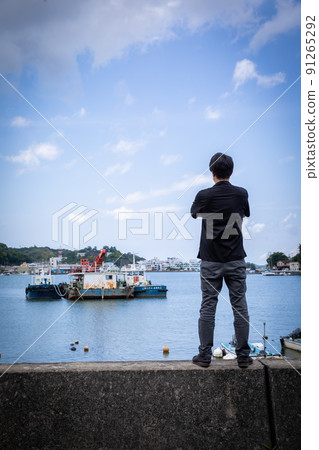 Wharf, a man standing at the dock Wharf, a man standing at the dock 91265292