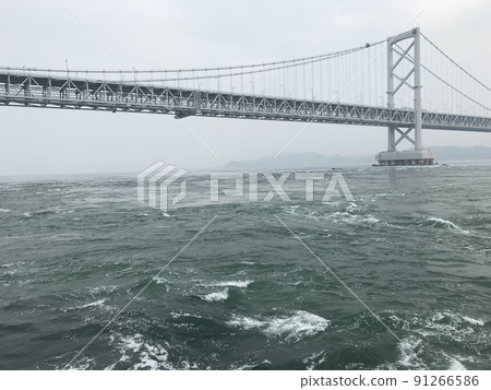 從海上看到的小鳴門橋 從海上看到的小鳴門橋 91266586