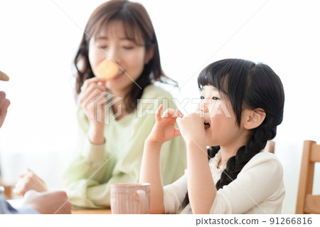 Family eating cookies Family eating cookies 91266816