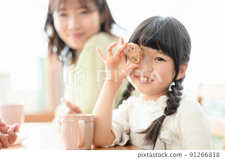 一家人吃餅乾 91266818