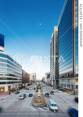 Main street in a big city (Sakura-dori, Nagoya) 91267314