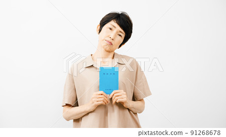 中年婦女拿著養老金簿，表情不安 91268678