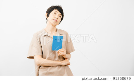 中年婦女拿著養老金簿，表情不安 91268679
