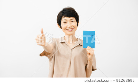 中間女人用養老金書豎起大拇指 91268693