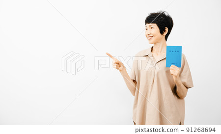 中間女人指著一本養老金書 91268694