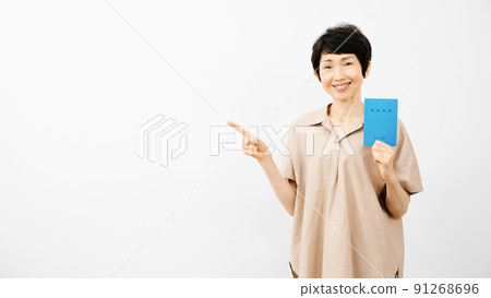 中間女人指著一本養老金書 91268696