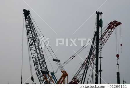 活躍在建築工地的起重機 活躍在建築工地的起重機 91269111