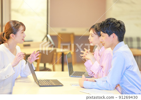Business woman explaining with gestures 1 Business woman explaining with gestures 1 91269430